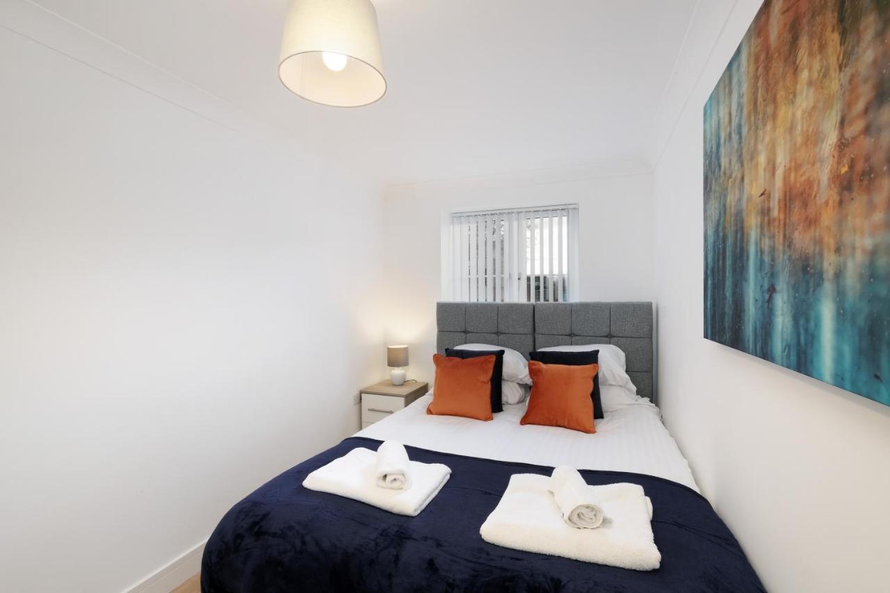 Pinewood Studios, Iver Slough Heathrow 1 & 2 Bedroom Apartments With Parking By Arista Living Buitenkant foto