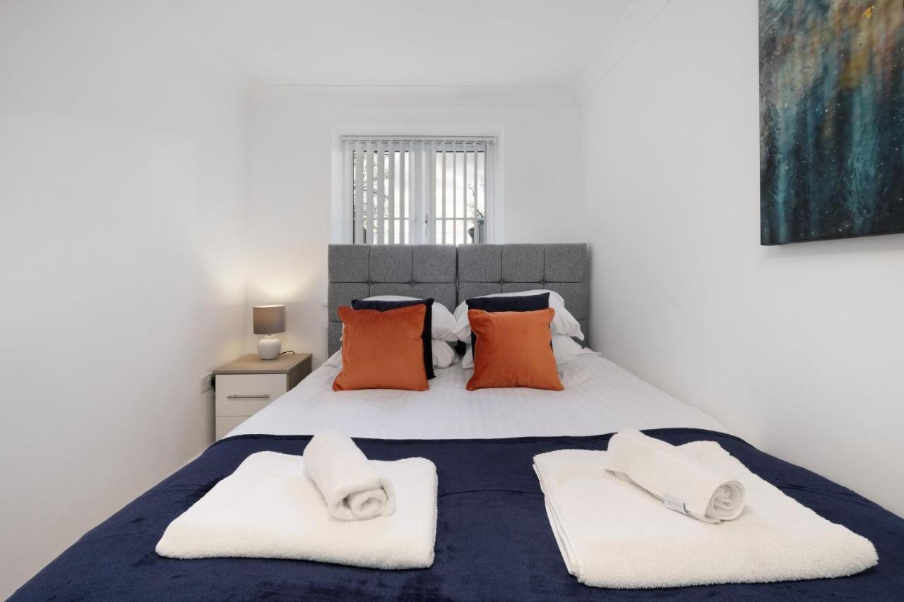 Pinewood Studios, Iver Slough Heathrow 1 & 2 Bedroom Apartments With Parking By Arista Living Buitenkant foto