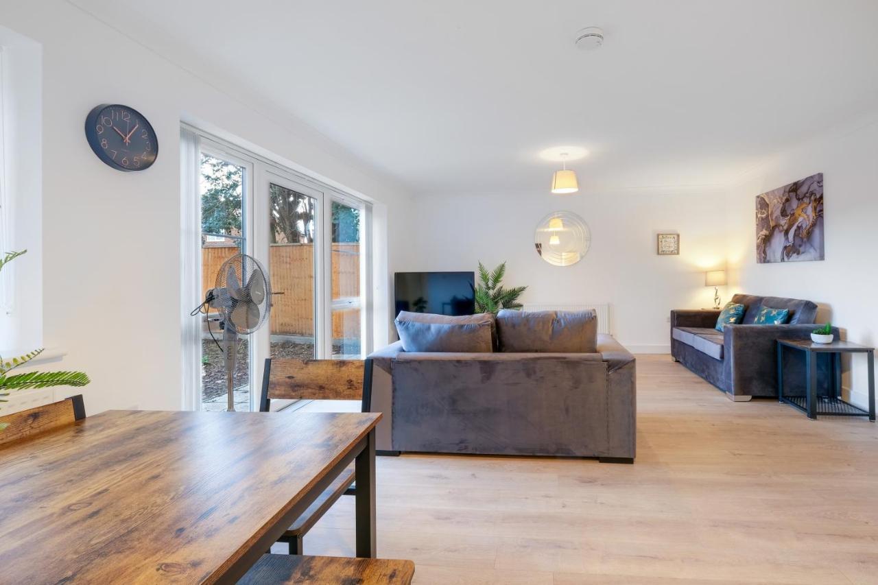 Pinewood Studios, Iver Slough Heathrow 1 & 2 Bedroom Apartments With Parking By Arista Living Buitenkant foto