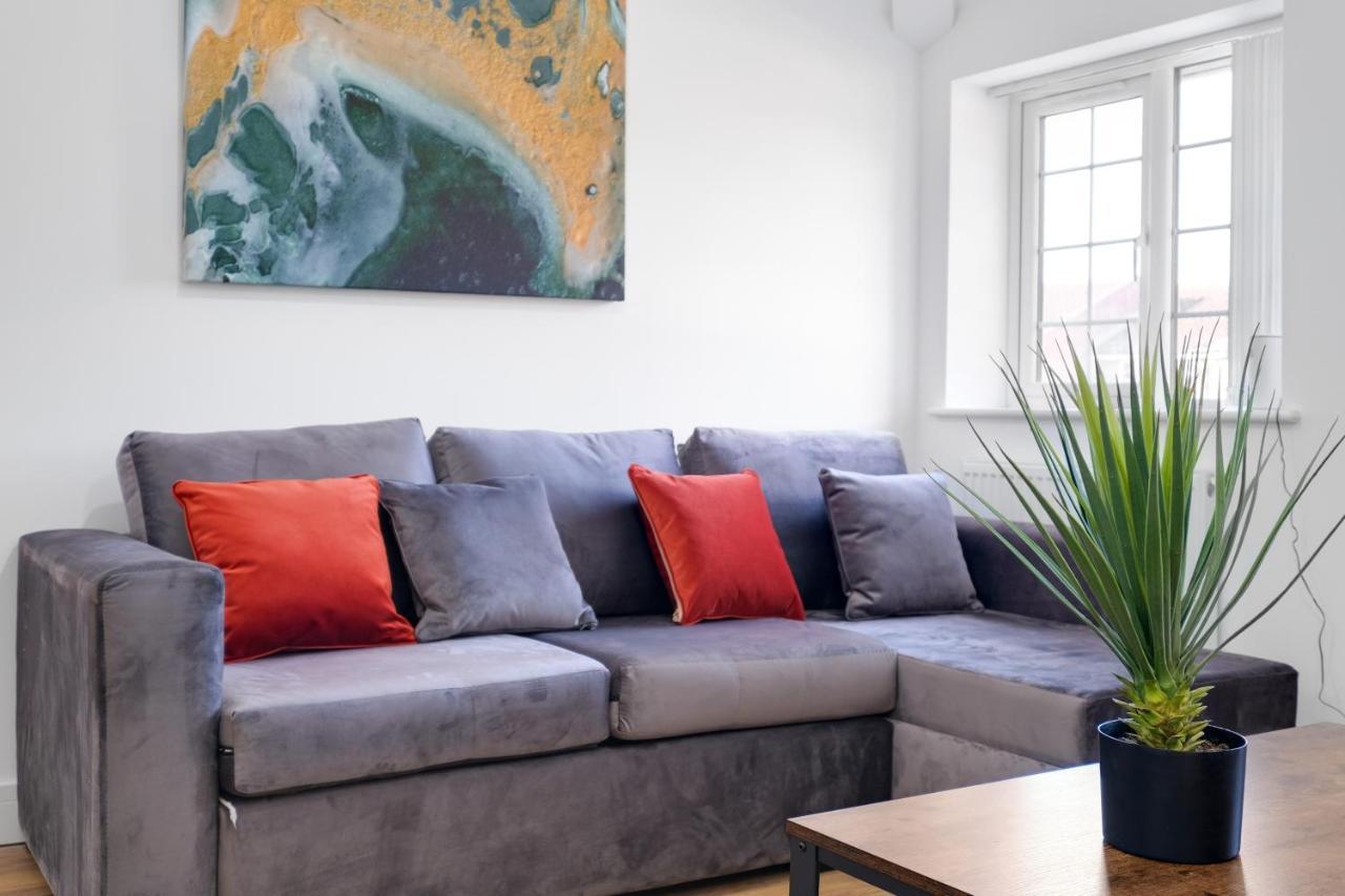 Pinewood Studios, Iver Slough Heathrow 1 & 2 Bedroom Apartments With Parking By Arista Living Buitenkant foto