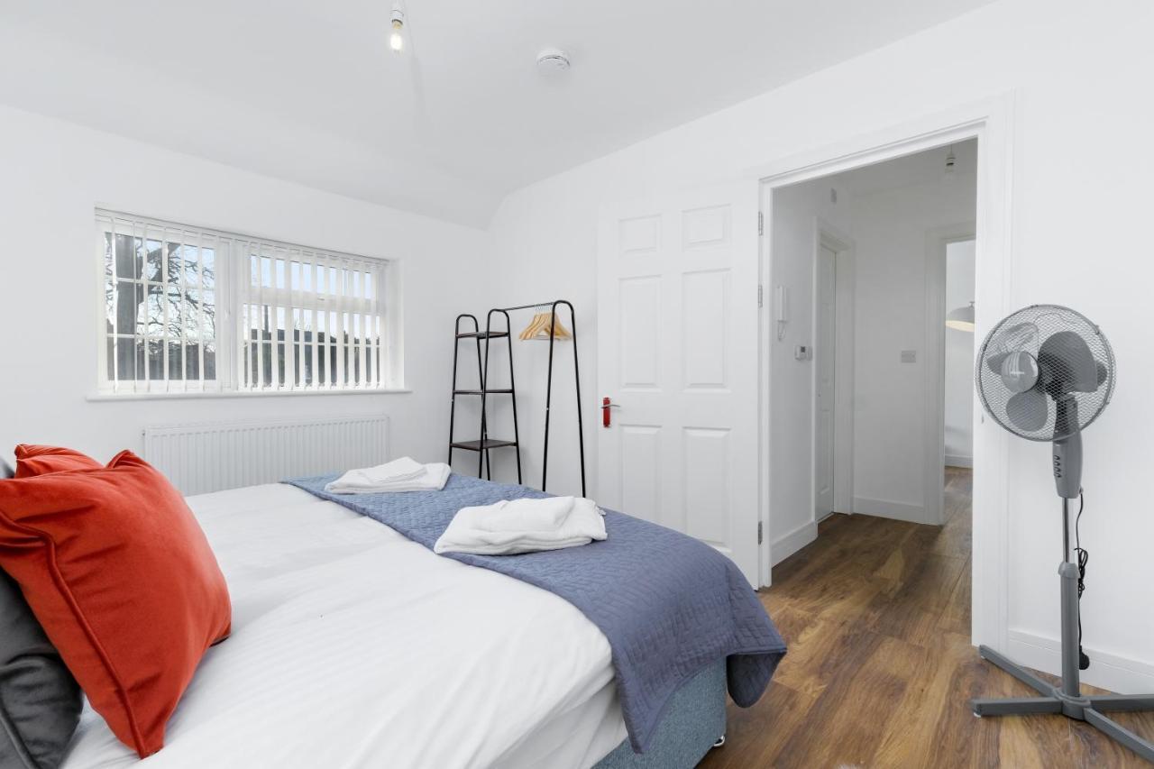 Pinewood Studios, Iver Slough Heathrow 1 & 2 Bedroom Apartments With Parking By Arista Living Buitenkant foto