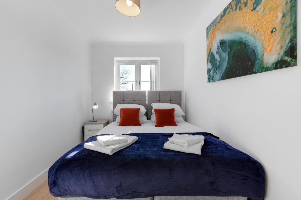 Pinewood Studios, Iver Slough Heathrow 1 & 2 Bedroom Apartments With Parking By Arista Living Buitenkant foto