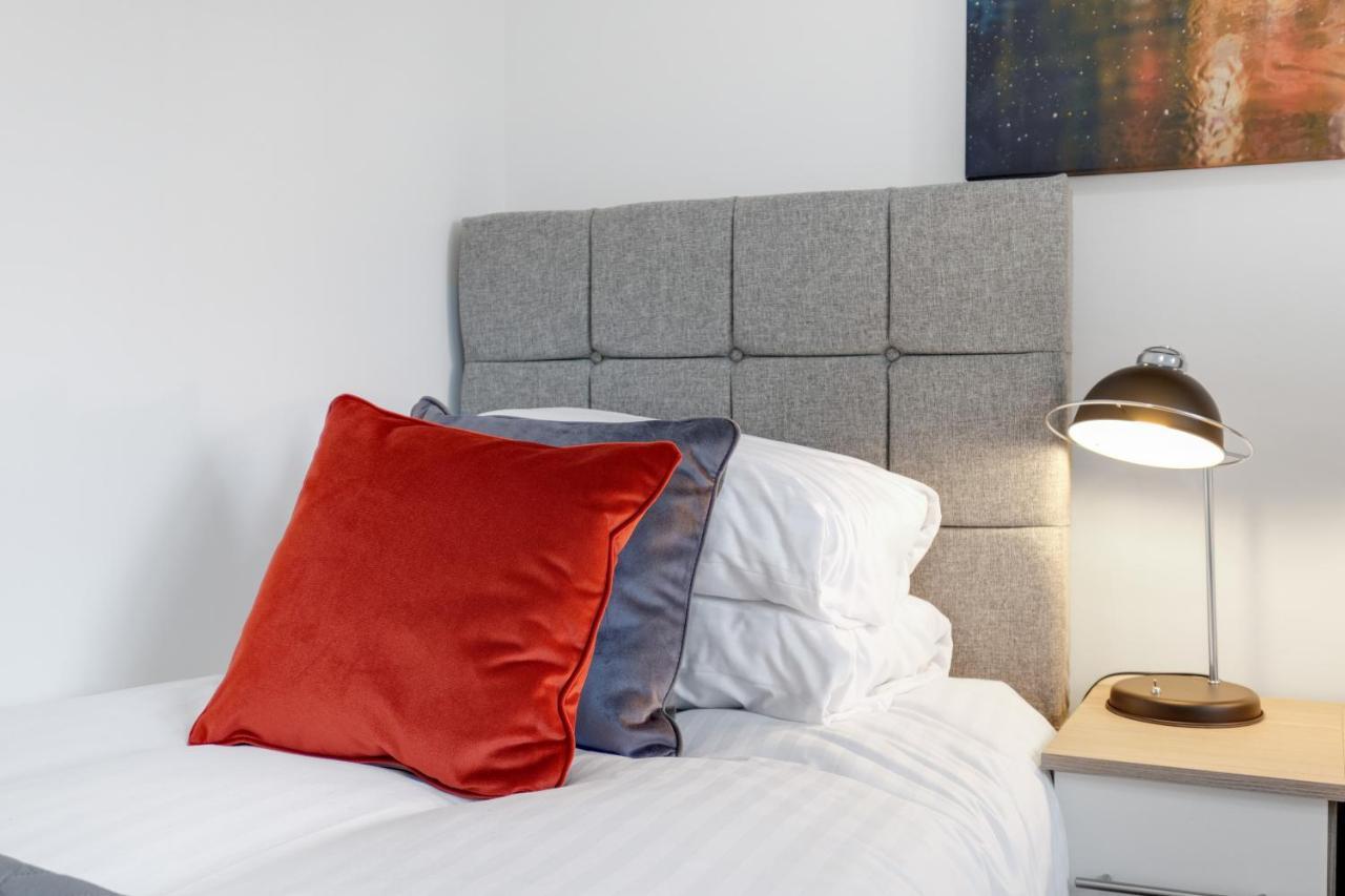 Pinewood Studios, Iver Slough Heathrow 1 & 2 Bedroom Apartments With Parking By Arista Living Buitenkant foto