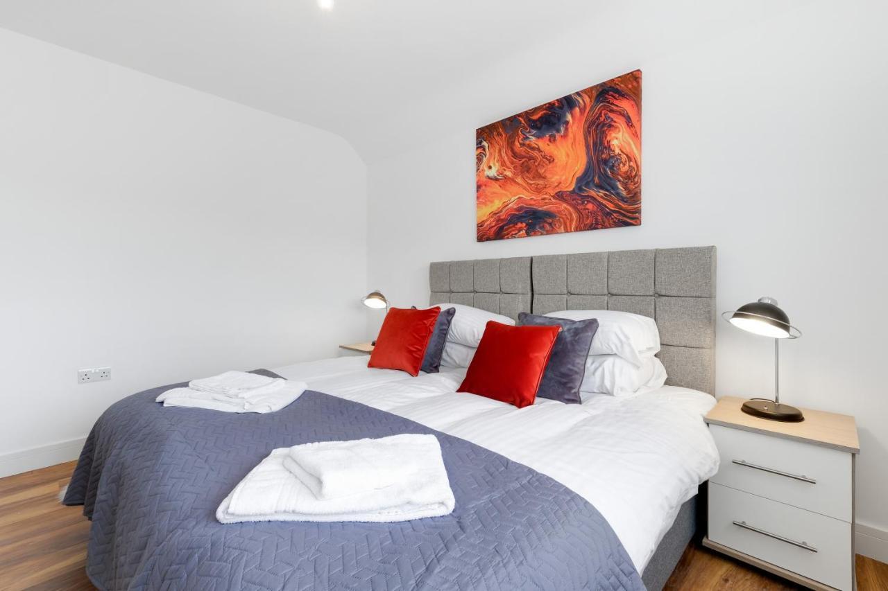 Pinewood Studios, Iver Slough Heathrow 1 & 2 Bedroom Apartments With Parking By Arista Living Buitenkant foto