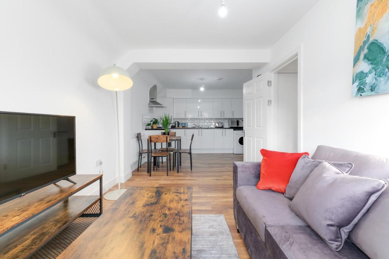 Pinewood Studios, Iver Slough Heathrow 1 & 2 Bedroom Apartments With Parking By Arista Living Buitenkant foto