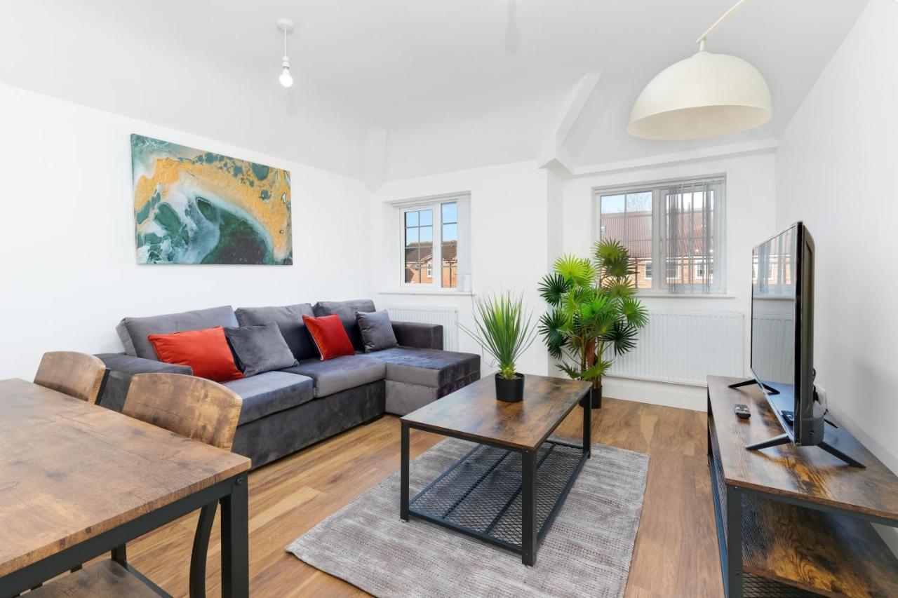 Pinewood Studios, Iver Slough Heathrow 1 & 2 Bedroom Apartments With Parking By Arista Living Buitenkant foto