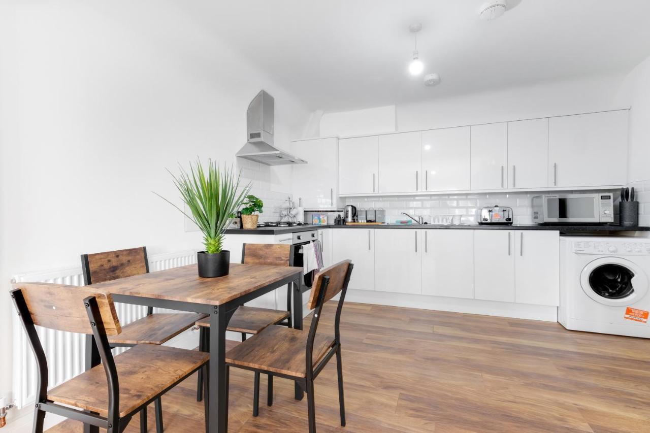Pinewood Studios, Iver Slough Heathrow 1 & 2 Bedroom Apartments With Parking By Arista Living Buitenkant foto